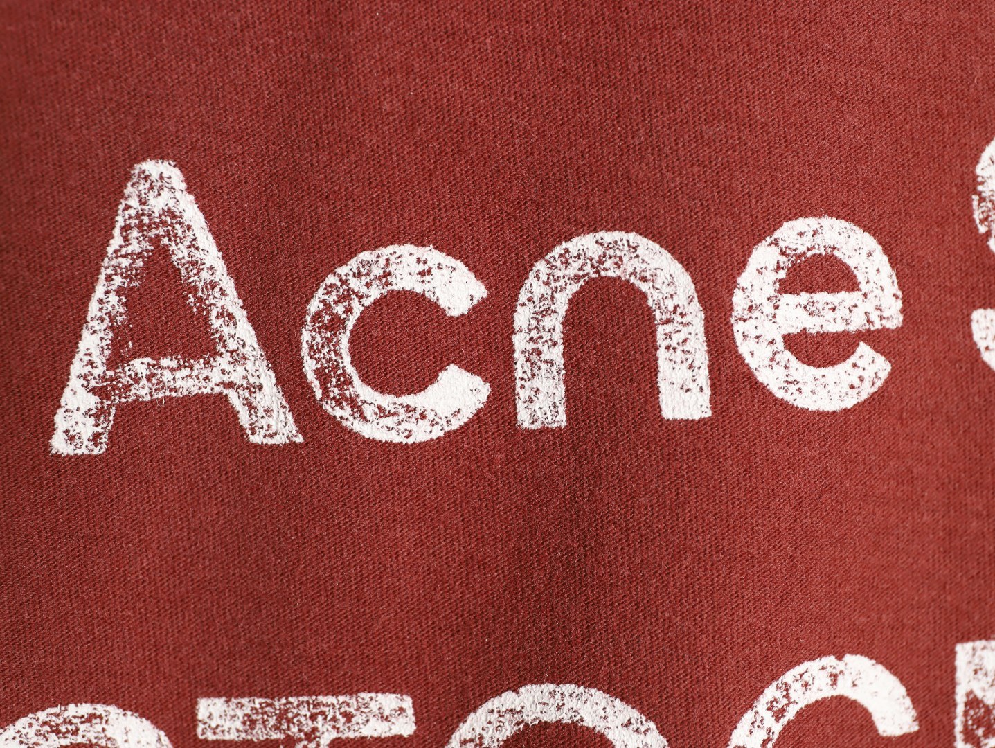 🔝Acne Studios 26SS 1996字母印花短袖T恤
面料是定制定染的32支220g原版双纱棉，胚布经过高盂环保染色，裁大货前还要进行高温环缩水，降低缩水率的同时使得手感更柔软舒适，印花方面必须五层胶浆，第一遍必须为进口打底浆，填平布料上极为细小的线洞，再由高温床烤干再剧颇色，采用油墨因热平网印花，一共刷五层，每一层间隔为时间为30分钟，才能保证出来的成品保持原版的质感，全套开发辅料
尺码：S-XL