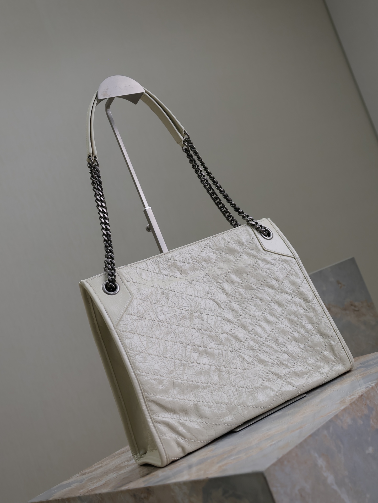 奶白·
Niki shopping bag_
意大利進口抓皺油蠟牛皮，五金是全牛皮包裹，工藝十分精湛！包袋中間有磁吸扣，保障了包包使用的安全性；內里有一拉鍊隔層及敞口插槽設計可放手機及零錢卡片，方便拿取，不會出現因為是大包而出現找不到東西的情況；包包自重非常輕，容量又足夠大，公文包、旅行包、購物袋、媽媽包隨意切換，實用性爆表！
型號：577999
尺寸：33x27x11.5cm