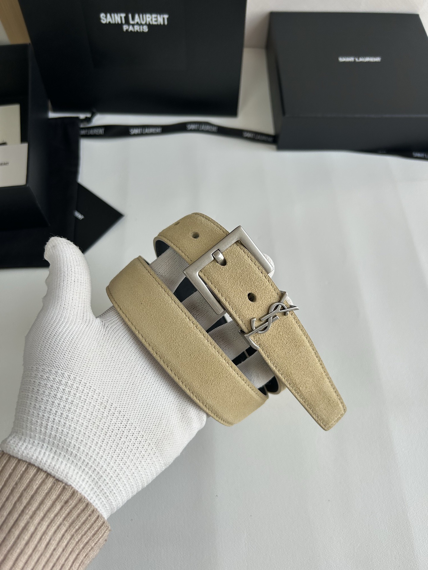 聖羅蘭 女士腰帶，進口小牛皮 配以CASSANDRE 標識腰帶環。古銅色金銀五金可選。精緻優雅的設計，寬度3.0cm