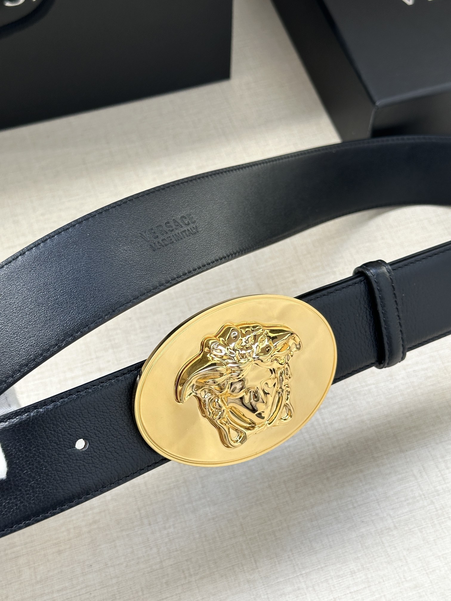 寬度：4.0cm （範思哲） 此款橢圓五金配件、腰帶飾有標誌性的Versace美杜莎頭像扣，彰顯品牌格調。是一款精美的衣櫥必備單品。