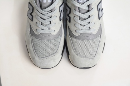 New Balance M998 Made in USA NB新百倫高端美產血統系列經典復古休閒運動慢跑鞋 
貨號：M998WT
尺碼：39.5 40 40.5 41.5 42 42.5 43 44