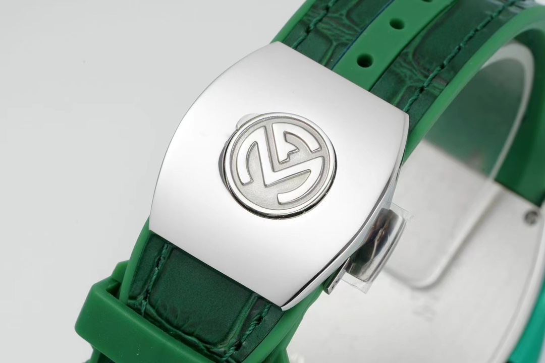 ABF最高品質 綠遊艇 新款到貨 Franck Muller 法蘭克穆勒 Vanguard Yachting V45遊艇系列 44x54 mm
1.表殼100%原版開模 特別是三明治結構表殼 中間內側 藍色的側槽和把頭位置凸出來的藍色耳位 更是使表殼的製作過程更加困難 然後歷時10個多月經過多次初版校對 終於研發製作成功 完全採用316精鋼製作 而非市場低成本的塑膠模具 
2.本版本V45綠色遊艇字面 真法郎字丁 都是採用原裝1：1高度的數字凹邊內法郎烤真丁 成本高 製作複雜 良品率低 字面下層有放大鏡