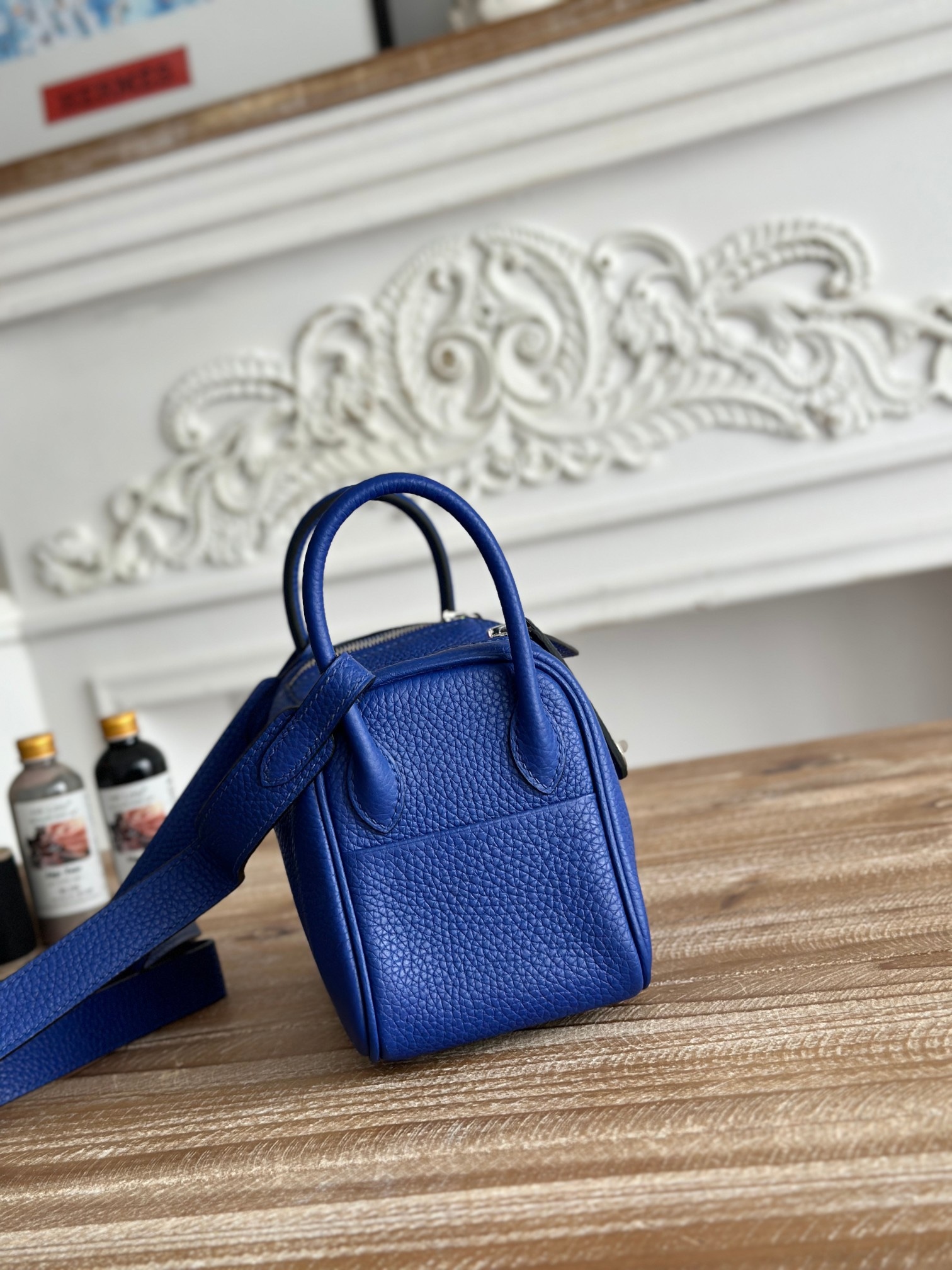 琳迪lindy 19cm	
Tc皮 蜜蠟線半手工縫製
lindy19保留了琳迪包所有細節的完整設計，側口袋、拉鍊等全部都是經典的設計√
這只小可愛暴擊了多少人的少女心