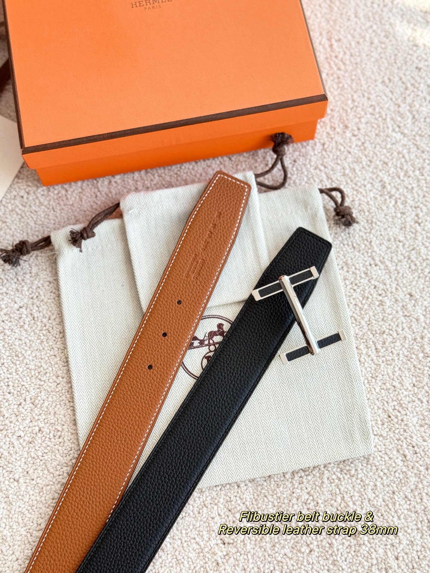 
❤️款 （ Y AA 080 ）Flibustier 精品五金 搭配双面进口 TOGO皮 宽度38MM 以其精湛工艺高品质材料和经典设计备受推崇 是男士腰带顶级选择 简约大气 适合商务和休闲场合 产品手感细腻 不仅是实用配饰 更是身份与品味的象征 ❤️