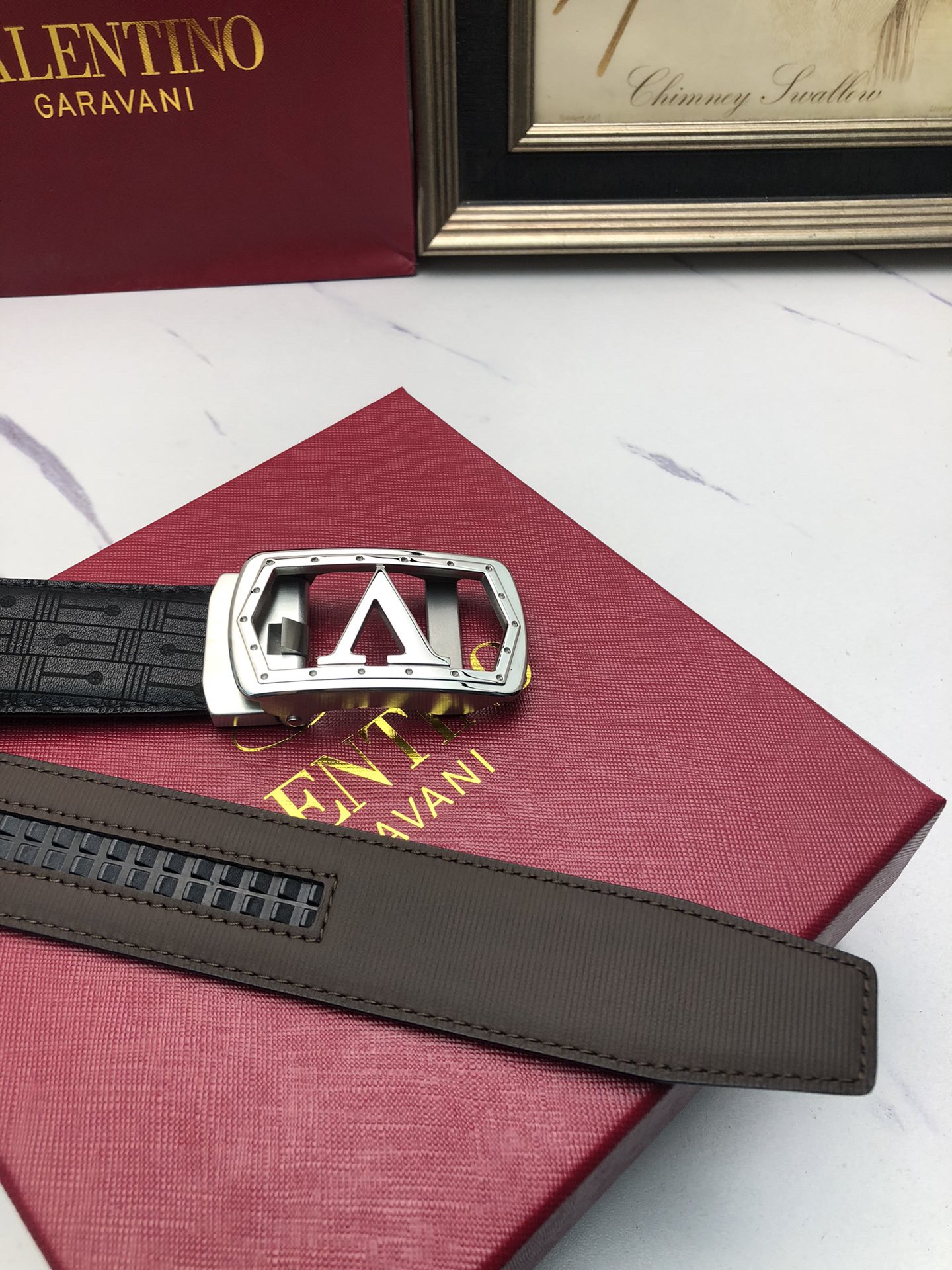 華倫天奴：原單頭層牛皮燙印花紋面，內襯頭層小牛皮底，搭配原單自動扣，可裁剪的自動帶，此款腰帶面雙採用意大利原定廠制進口牛皮帶身 ，對專版櫃足寬3.5