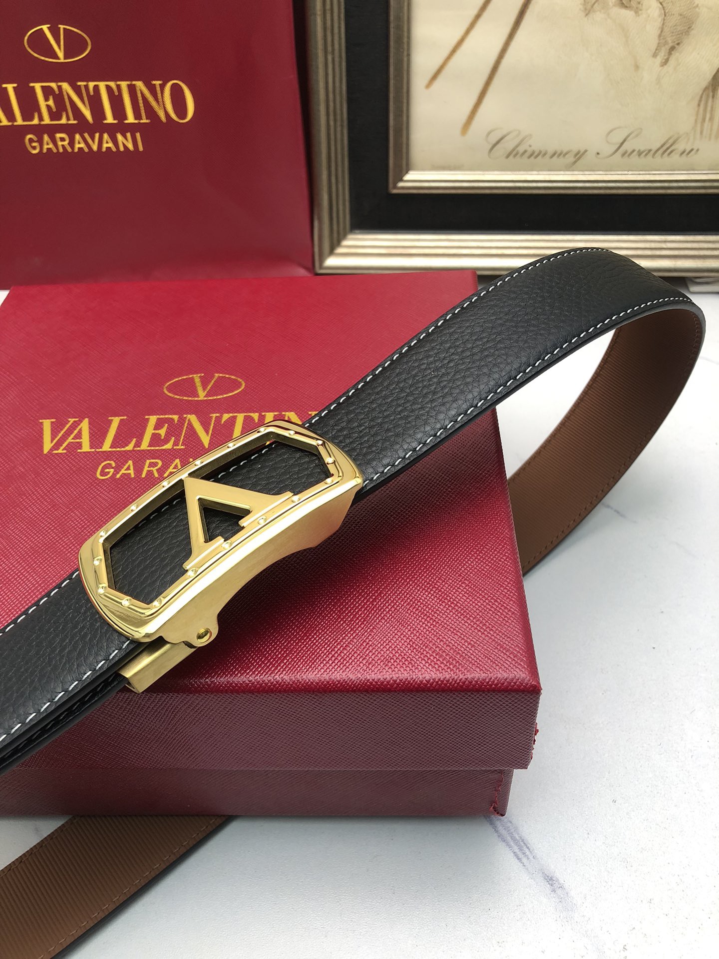 華倫天奴：原單頭層牛皮荔枝紋面，內襯頭層小牛皮底，搭配原單自動扣，可裁剪的自動帶，此款腰帶面雙採用意大利原定廠制進口牛皮帶身 ，對專版櫃足寬3.5