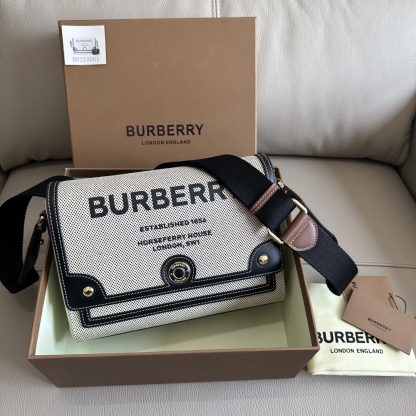 B家最新的寬肩帶斜跨包，選用進口牛皮與 Vintage 復古格紋打造，設有徽鐫標刻按扣。搭配拆可式背帶，點綴花提精紡的bur徽標。隨心變為換肩背包或手拿造包型。25 x 8.5 x 18cm🌟型號9061