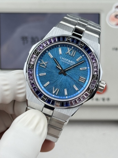 GHFactory 獨家力作👍
蕭邦AlpineEagle雪山傲翼系列
🌈彩T鑽🌟變色龍🦎滿天星✨限量款及隱藏款首推
如炬目光，比擬暗夜星芒⛰️於山川湖海間🌊洞見紳士願景與磅礡未來👔
尺寸：原裝一致41mmX9.7mm
機芯：9015改Chopard 01.01-c
錶鏈：獨家原版開模金磚型鏈節一體式錶鏈
岩石紋錶盤，鍍銠羅馬數字，時針及分針時標均覆以Super-LumiNova® X1級螢光塗層
致獻當代“雄鷹”，志存高遠之人在日常生活中超邁群倫，其視野啓迪人心、昇華情志。憑借遠見和決心，