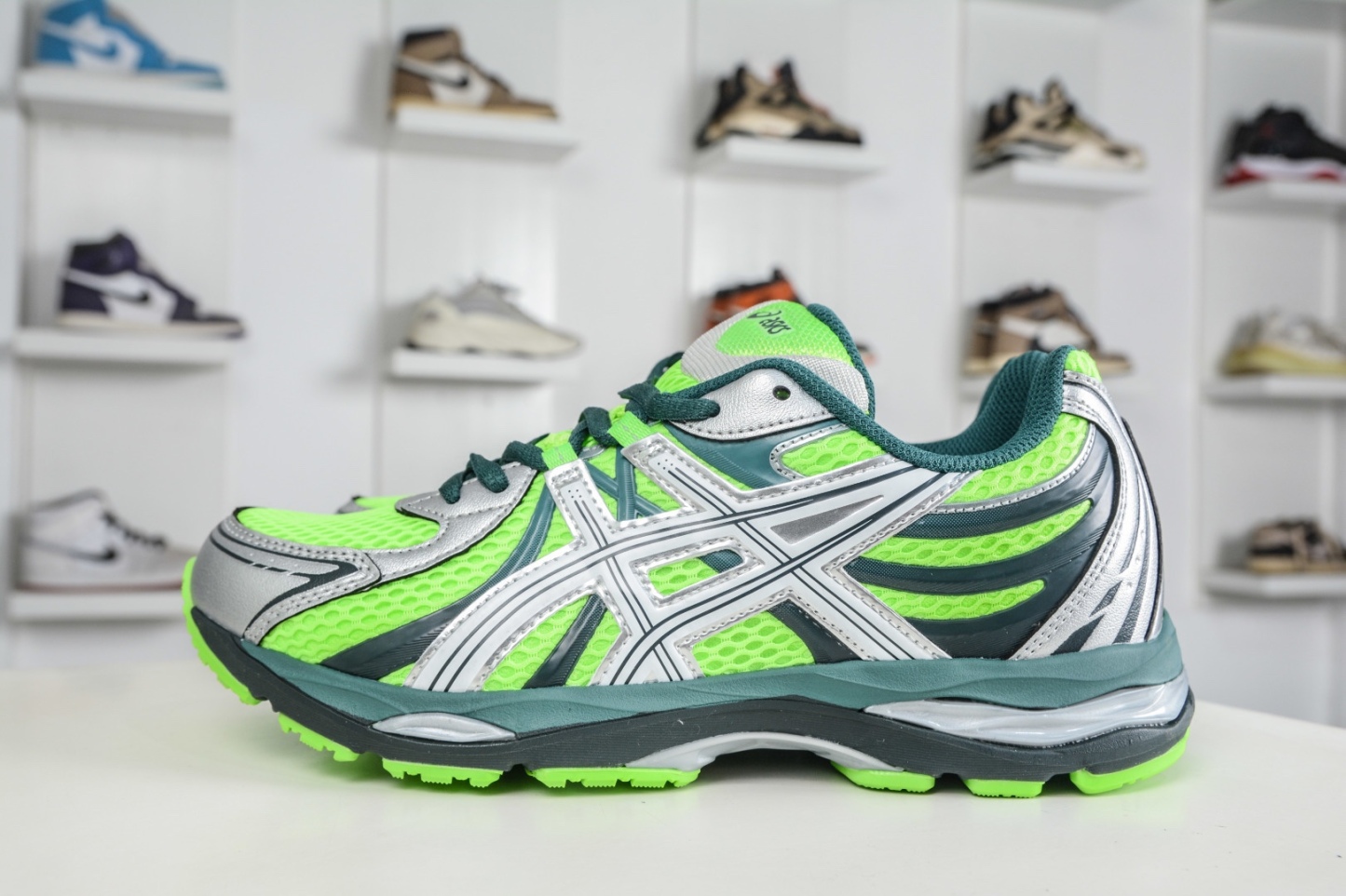 Asics Gel-Sekiran 亞瑟士 時尚舒適復古休閒運動跑步鞋
貨號：1203A954 300
尺碼:36 37 37.5 38 39 39.5 40.5 41 42 42.5 43.5 44 45