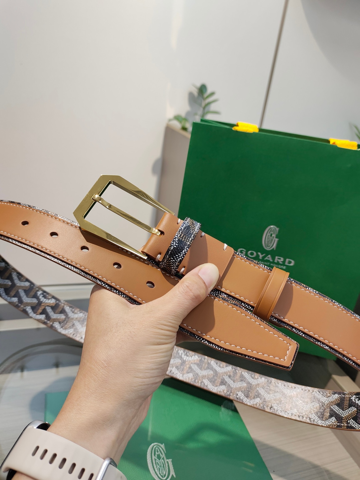 
Goyard(戈雅)腰帶源於法國奢侈品牌，設計風格簡約低調，腰帶身有標誌性帆布搭配進口頭層牛皮，腰帶扣採用簡約精品鋼扣，延續品牌的低調奢華，帶身寬度3.4CM，適用商務休閒日常佩戴。