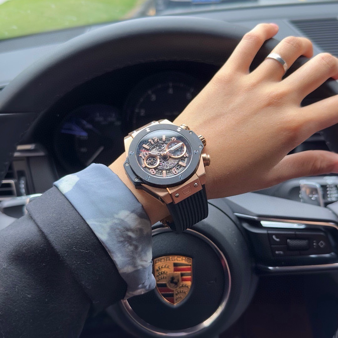 恆寶 Hublot精品男士腕表，勁爆鏤空設計，技藝精湛，獨具匠心，尊貴大氣，紳士風範。採用全自動機械機芯，頂級316精鋼表殼，天然橡膠錶帶，礦物質超強鏡面，尺寸43*13