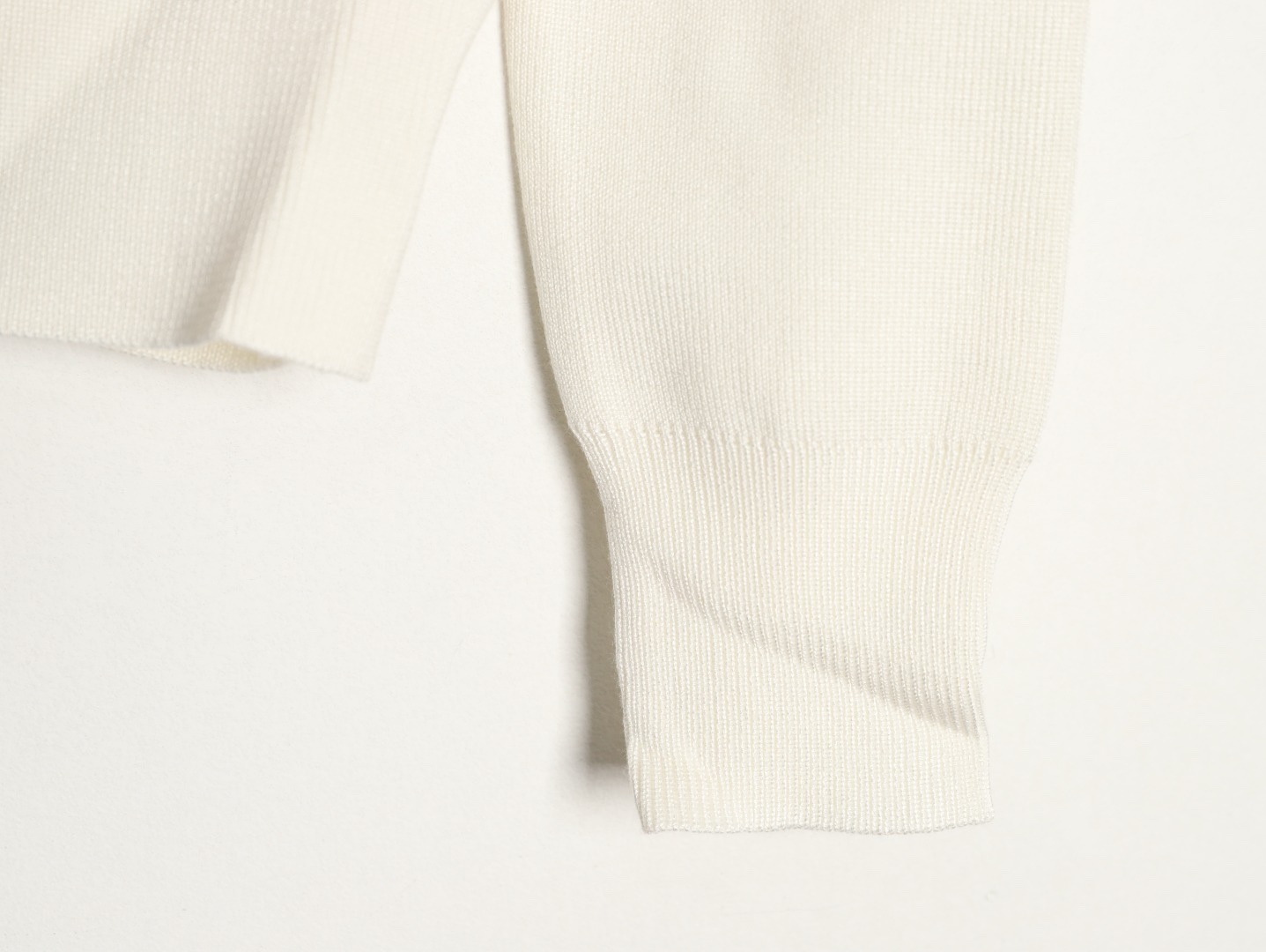 Moncler/蒙口 四口袋針織拼接羽絨外套
這款開衫是換季時期的理想之選，在天氣較溫暖時可作為外套穿著。拉鍊款式，採用舒適的美利奴羊毛面料製成，正面和衣領填充羽絨，更添溫暖。·採用美利奴羊毛製成·Longue saison村裡·尼龍正面填充羽絨·圓領·拉鍊開合 貼袋
A Size:S-XL