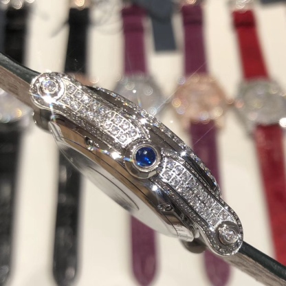 （NL）2025最新款滿天星   原裝搭配美洲鰐魚錶帶 搭配原莊進口日本9015機芯 蕭邦（HAPPY DIAMONDS）作為蕭邦最暢銷的系列一直以細膩的手法詮釋蕭邦標誌性靈動鑽石的概念，此系列作品柔美而時尚，都說男戴萬國女戴蕭邦 有金（進）有鑽（賺）寓意也很好。錶盤內的鑽石滾珠可自由滑行轉動，時來運轉 財運滾滾，讓每一位女性都以最迷人的造型驚艷世人。 這次給大家帶來的蕭邦快樂鑽系列 這次給大家帶來的蕭邦快樂鑽系列 是肖邦旗下最具代表性的腕表 最有特色的夾層玻璃的7顆，7顆鑽石產生自旋 猶如舞蹈