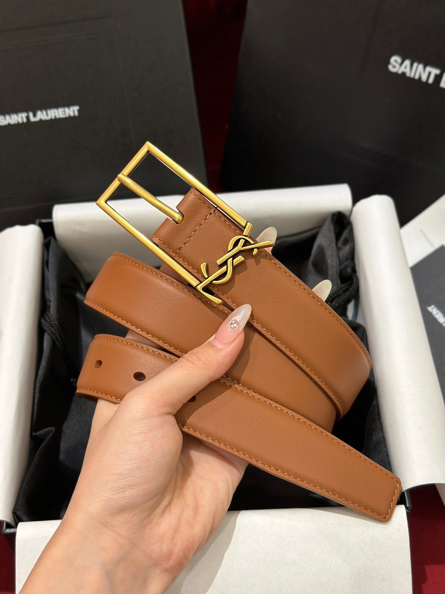 新款聖羅蘭 YSL
這款女款腰帶復古精工金屬扣將復古風與現代時尚相融合，呈現的恰到好處，時尚標配青睞有加，每針每一線都非常精緻，雙面頂級牛皮材質，搭配頂級黃銅針扣寬度3.0