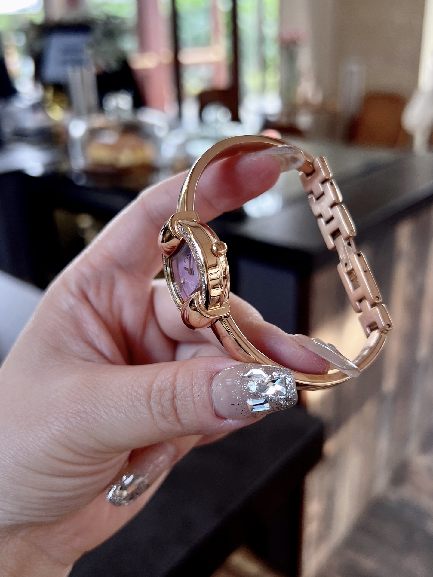 古馳
Gucci 瑞士日內瓦最新限量款升級版到貨（後蓋全新加重處理，重做原裝對版鑲鑽字面。字面鑲嵌八箭八星兩個閃亮的鋯鑽石💎，細節誠意滿滿💎區別以往老舊版本，歡迎品鑒👏👏），表徑25mm，厚度7.5mm，藍寶石玻璃，表面把頭都有經典雙G logo設計元素，非常經典，適合小手腕佩戴，小巧玲瓏，溫婉細膩