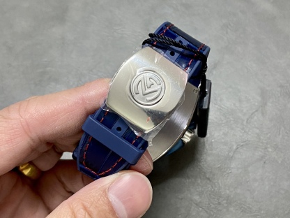 全新 V45 遊艇新款原版復刻鋼帶全新款 
ABF 法蘭克穆勒 最新款獨家定製版 Vanguard腕表 V45 CRAZY HOUR 瘋狂時間系列 比特幣特別限量版 
打破常規 將12個Art Deco式的阿拉伯數字整齊排列 定製版CZ02自動機械機芯 加裝了原先沒有的大秒針 行雲流水 更具時鐘特色 100%原版視覺效果 高級批花時針相隔4個小時 按時間順序跳躍 
原版開模1:1高端定制 三明治表殼結構 配件可以與原版通用 表殼尺寸 44*53.7mm 錶盤和皇冠使這款腕表的運動優雅和獨特美感得到了最終