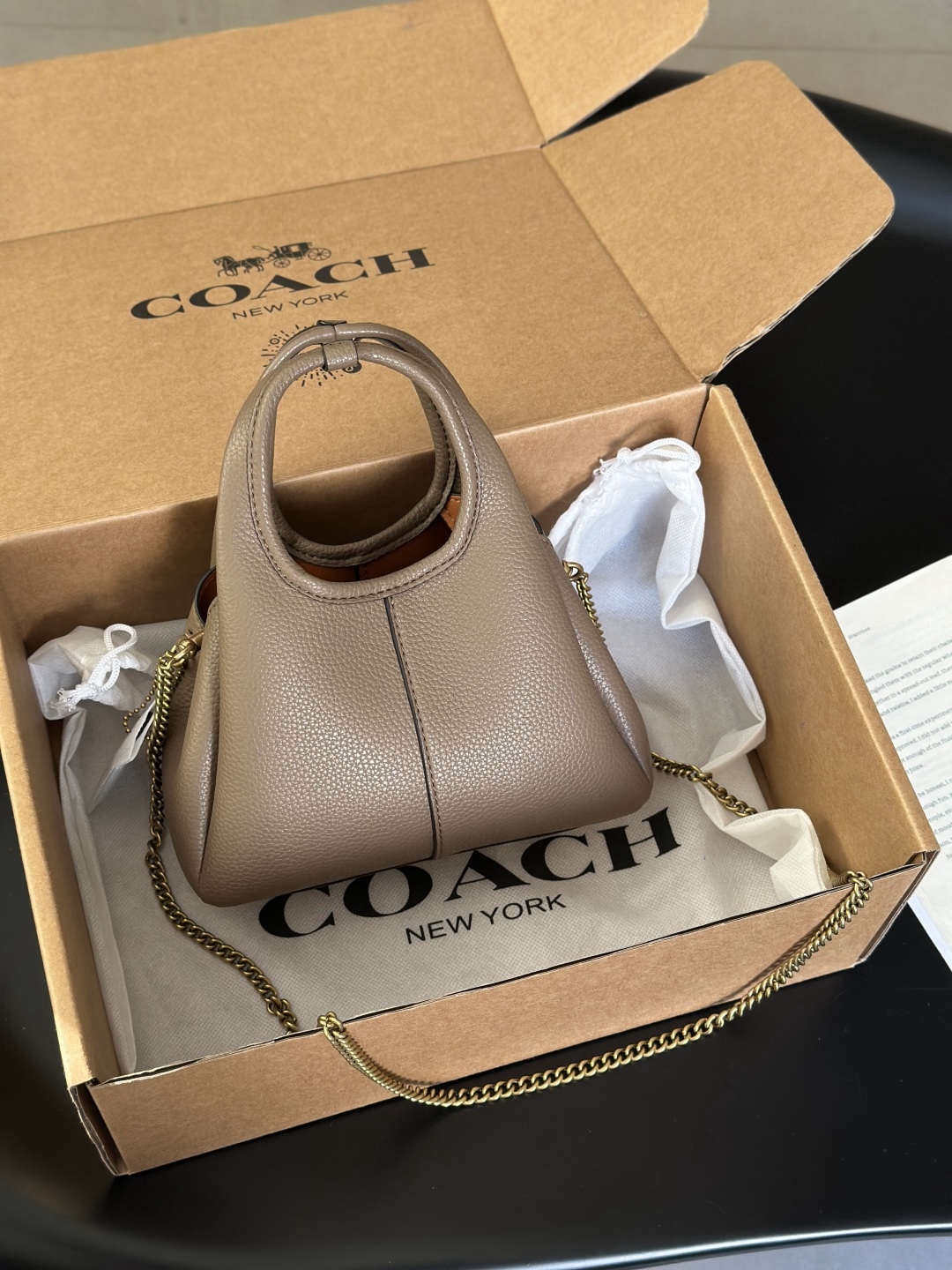 Coach新款首發🔥Lana19 mini號
尺寸：19✖️17cm
精緻小巧，簡約時尚
可手拎，可斜挎 ☑️小號 灰色
尺寸：19✖️17cm