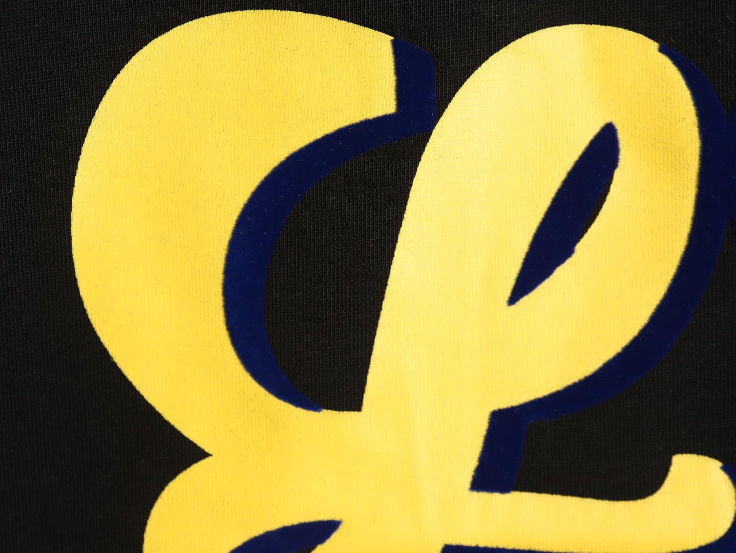 Loewe/羅意威 25ss 塗鴉彩繪植絨印花短袖T恤
260g棉質布料40支雙紗面料，無蝕塵‬毛藝工‬處布理‬面，紡織密度高，垂感佳，不易變形。
厚織感加上緊密紡紗工藝，不會影響Tee的透氣性，成色的飽和度很高
胸前撞色塗鴉彩繪植絨印花工藝
版型上身效果好，百搭好看的一款T恤，寬松版型遮肉顯瘦不挑人
顏色: 白色，黑色
S Size：S-XL