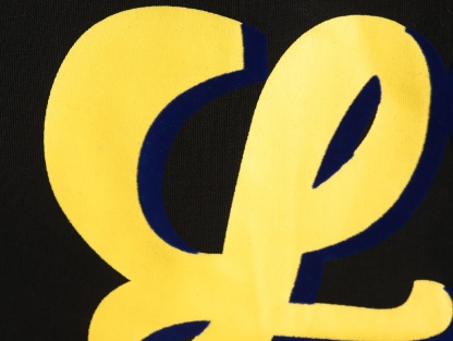 Loewe/羅意威 25ss 塗鴉彩繪植絨印花短袖T恤
260g棉質布料40支雙紗面料，無蝕塵‬毛藝工‬處布理‬面，紡織密度高，垂感佳，不易變形。
厚織感加上緊密紡紗工藝，不會影響Tee的透氣性，成色的飽和度很高
胸前撞色塗鴉彩繪植絨印花工藝
版型上身效果好，百搭好看的一款T恤，寬松版型遮肉顯瘦不挑人
顏色: 白色，黑色
S Size：S-XL