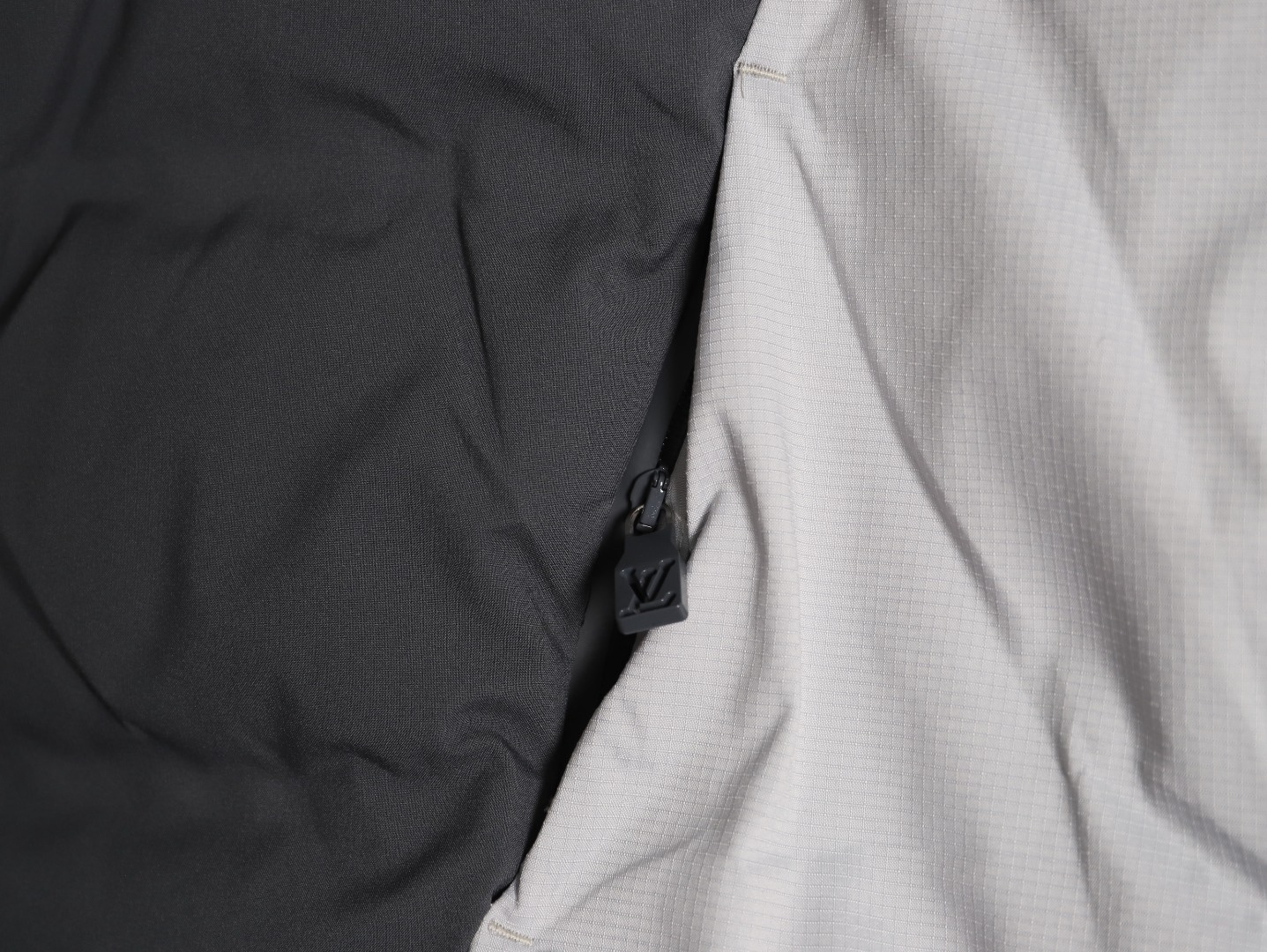 Louis Vuitton/路易威登 25Fw 滑雪系列花卉雙拉鍊連帽羽絨服
定制5合1防絨密織與3合1雙線防絨格紋料，新國標90白鴨絨，充絨飽滿，極致禦寒。 電腦機械充絨，精准計算克重，數字稱重，確保蓬松均勻。進口機刺繡，精密控制，線條流暢細膩。壓花復合，電腦掃描對位，特製膠水固化，粘接牢固。 膠漿印花，三次網板修改，烘烤固色，圖案持久。3D立體絎縫，數控分隔，防止羽絨結塊移位。
A Size:46-52