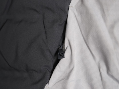 Louis Vuitton/路易威登 25Fw 滑雪系列花卉雙拉鍊連帽羽絨服
定制5合1防絨密織與3合1雙線防絨格紋料，新國標90白鴨絨，充絨飽滿，極致禦寒。 電腦機械充絨，精准計算克重，數字稱重，確保蓬松均勻。進口機刺繡，精密控制，線條流暢細膩。壓花復合，電腦掃描對位，特製膠水固化，粘接牢固。 膠漿印花，三次網板修改，烘烤固色，圖案持久。3D立體絎縫，數控分隔，防止羽絨結塊移位。
A Size:46-52