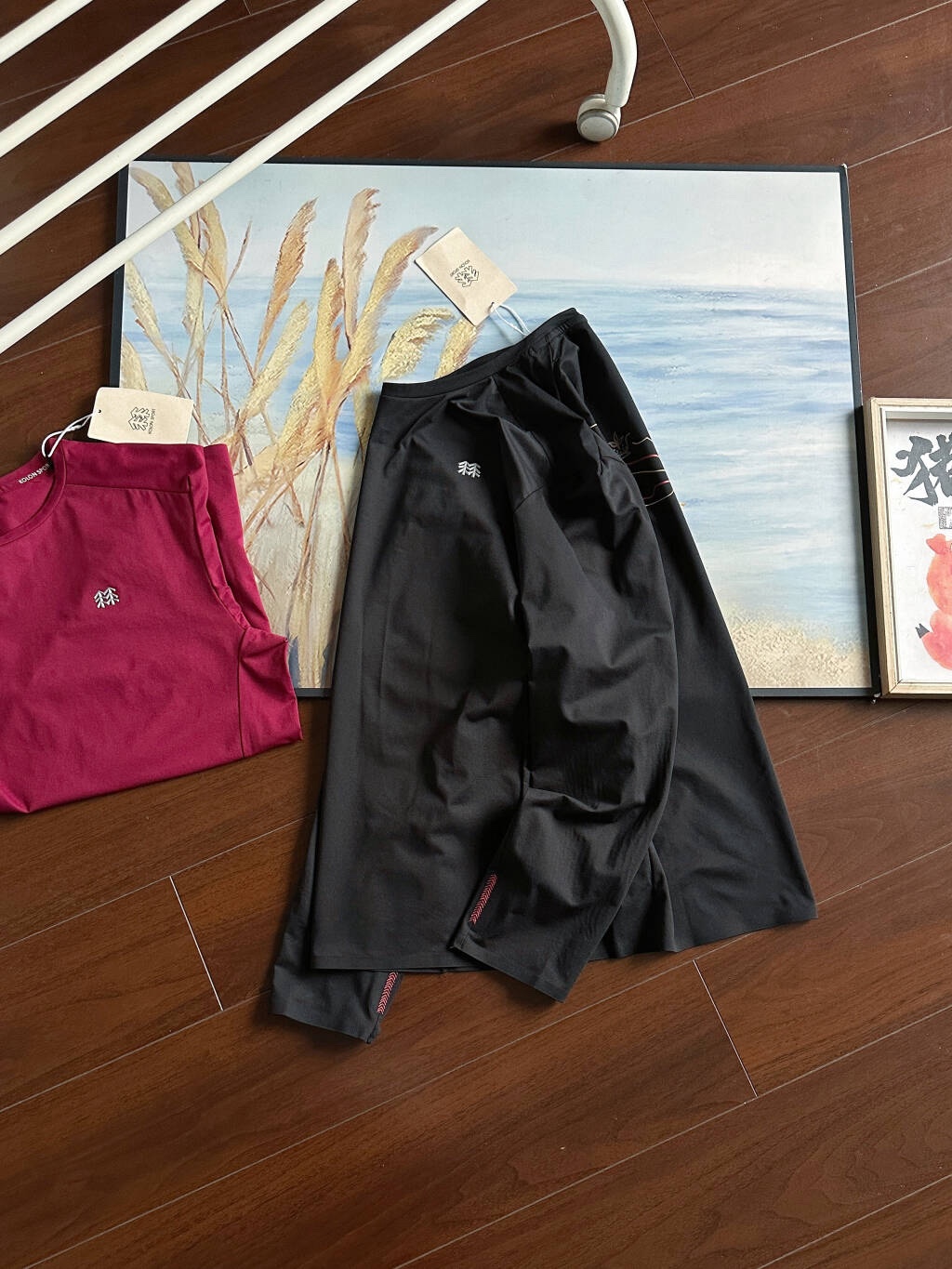 2026KOLONSPORT可隆馭馬迎風新春限定系列吸濕速乾長袖T恤CNYS-FUCTIONAL圓領長袖。打底衫本命年的情侶夫妻們！安排起來！料子很舒服 可隆休閒衣登山男女士彈力圓領戶外運動防曬長袖打底T恤！！可隆的內搭 SECO面料和 POLYGIENE銀鹽抗菌科技結合速乾，棉觸感，抗褶皺，耐洗護，基礎款圓領長袖T恤，具備高彈力、防曬性能背面 微拉絨處理，提高穿著舒適性！！面料：聚酯纖維80%  氨綸20%櫃子同步 迪家高端專業運動面料，精梳輕拉絨，親膚舒適，排汗吸濕！面料不易變形、不易褪色