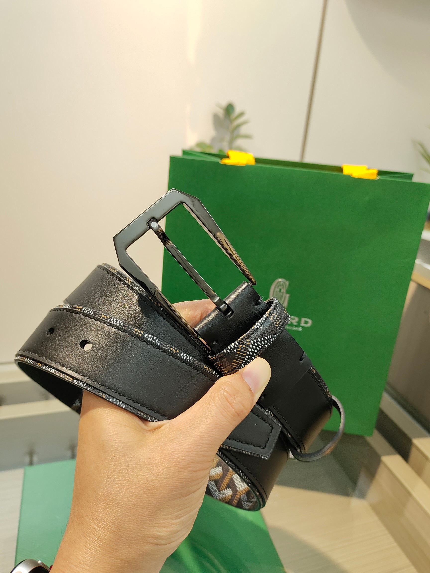 
Goyard(戈雅)腰帶源於法國奢侈品牌，設計風格簡約低調，腰帶身有標誌性帆布搭配進口頭層牛皮，腰帶扣採用簡約精品鋼扣，延續品牌的低調奢華，帶身寬度3.4CM，適用商務休閒日常佩戴。