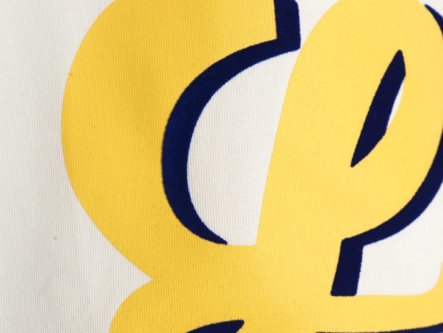 Loewe/羅意威 25ss 塗鴉彩繪植絨印花短袖T恤
260g棉質布料40支雙紗面料，無蝕塵‬毛藝工‬處布理‬面，紡織密度高，垂感佳，不易變形。
厚織感加上緊密紡紗工藝，不會影響Tee的透氣性，成色的飽和度很高
胸前撞色塗鴉彩繪植絨印花工藝
版型上身效果好，百搭好看的一款T恤，寬松版型遮肉顯瘦不挑人
顏色: 白色，黑色
S Size：S-XL