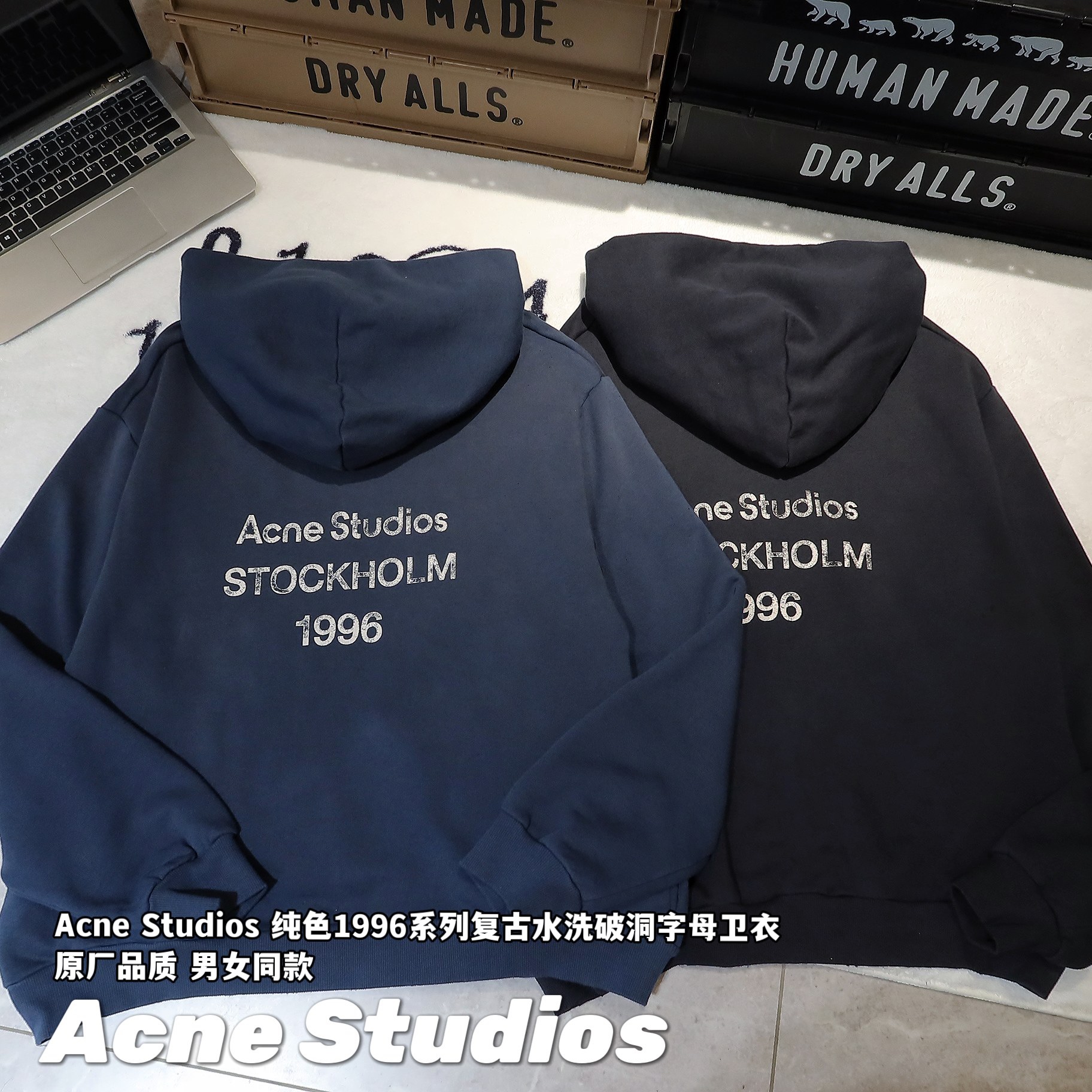 Acne Studios 純色1996系列復古水洗破洞字母衛衣 原廠品質 男女同款

-面料：採用原版一比一定織定染原版一致380g面料。含量棉89％聚酯纖維11％，面料表面紗結看似起球效果，實則是獨家棉點肌理工藝，3D立體觸感，還原面料99％原生質感。

-輔料：原版拆解開發，一比一定制的小標，領標，水洗，吊牌，五金等等。

-工藝：原版分解，從裁剪，拼接，到縫製工藝完全原版一比一。衣破洞位置均為手工砂輪打磨，全衣上下幾十處破洞。噴色做舊部位需要噴馬騮師傅多次調試顏色，經過多次水洗，烘幹才