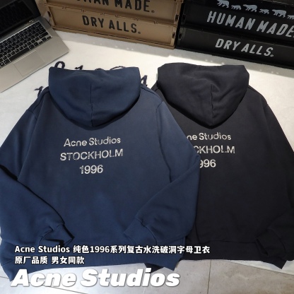 Acne Studios 純色1996系列復古水洗破洞字母衛衣 原廠品質 男女同款

-面料：採用原版一比一定織定染原版一致380g面料。含量棉89％聚酯纖維11％，面料表面紗結看似起球效果，實則是獨家棉點肌理工藝，3D立體觸感，還原面料99％原生質感。

-輔料：原版拆解開發，一比一定制的小標，領標，水洗，吊牌，五金等等。

-工藝：原版分解，從裁剪，拼接，到縫製工藝完全原版一比一。衣破洞位置均為手工砂輪打磨，全衣上下幾十處破洞。噴色做舊部位需要噴馬騮師傅多次調試顏色，經過多次水洗，烘幹才