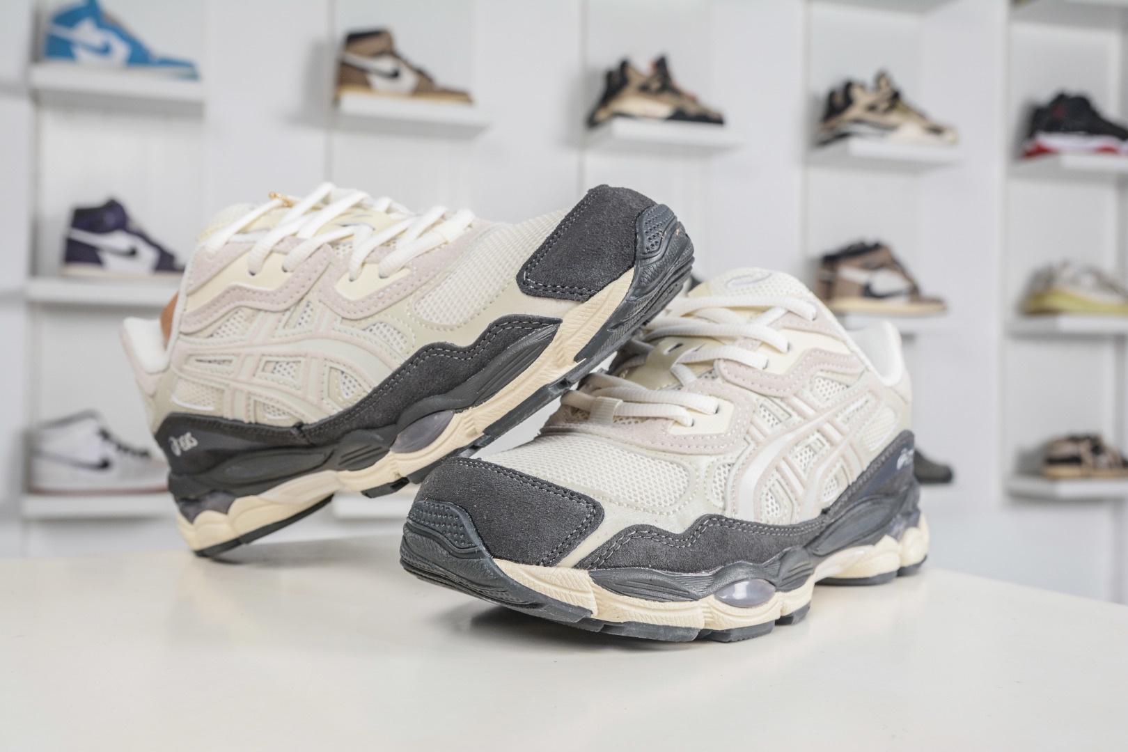 Asics Gel-NYC 亞瑟士運動休閒透氣專業跑鞋 
貨號: 1203A383 111
尺碼：36 37 37.5 38 39.5 40 40.5 41.5 42 42.5 43.5 44 45