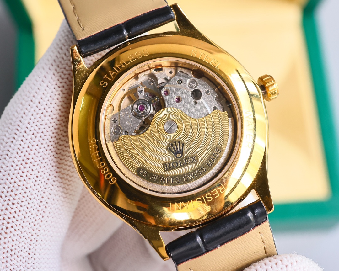 新品特推🔥🔥勞力士ROLEX（實拍圖）商務系列，全表採用316L精鋼，高檔大氣！316L精鋼打造完美多邊形弧度表殼！搭配進口藍寶石玻璃，意大利防水皮帶，原裝針扣！！！搭載原裝進口全自動機械機芯（零返修） ，直徑尺寸40mm 深度防水。 產品實物光澤手感更佳精湛  字盤刻度栩栩如生  殼套工藝都是宗師級別輕身檢驗 加上新時代機器高技鍛造  上手震撼尊貴非凡🔥AD出品 精品不斷🔥