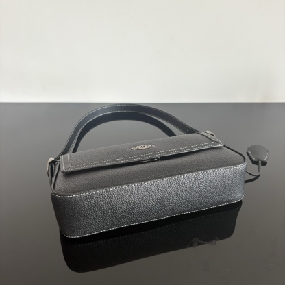 
【新品】COACH/蔻馳奧萊女士ETTA25號翻蓋單肩包腋下包高級通勤 CCV64尺寸25*13.5*6