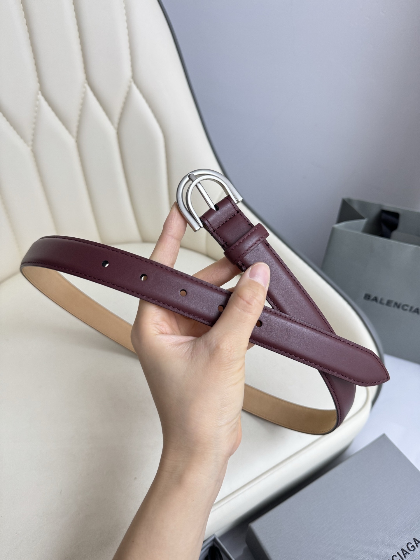 巴黎世家（Balenciaga）寬度2.5cm 是法國的奢侈品牌，作為時尚界最具影響力品牌之一的地位。設計師源於：都市時尚潮流獨特的設計風格，採用進口小牛皮製作；搭配純銅復古五金，使其更具魅力。值得擁有的百搭精品