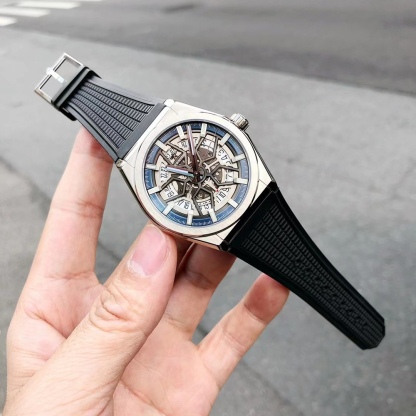 品牌：真力時
95.9000.670/78.R782
系列：DEFY
性別：男士
我來糾錯 
機芯 機芯型號：9015改Elite 670 SK
機芯類型：全自動機械
機芯直徑：25.60毫米
機芯厚度：3.88毫米
振頻：28800每小時振蕩次數
寶石數：27個
零件數：187個
動力儲備：50小時
我來糾錯 
外觀 表徑：41毫米
表殼厚度：10.75毫米
錶盤顏色：鏤空
錶盤形狀：圓形
錶帶顏色：黑色
表扣類型：針扣
背透：背透，透明藍寶石水晶
防水深度：100米
表耳間距：暫無
