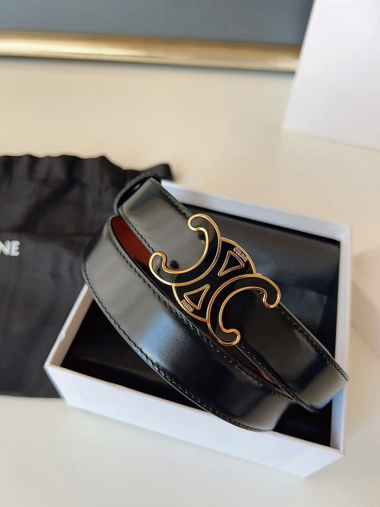 CÉLINE  凱旋門家新款ALIX 中號25毫米雙面腰帶
這款採用牛皮革，滴膠飾面，可拆卸橢圓形搭扣，雙面腰帶，TRIOMPHE雙面飾釘.
寬度：2.5cm