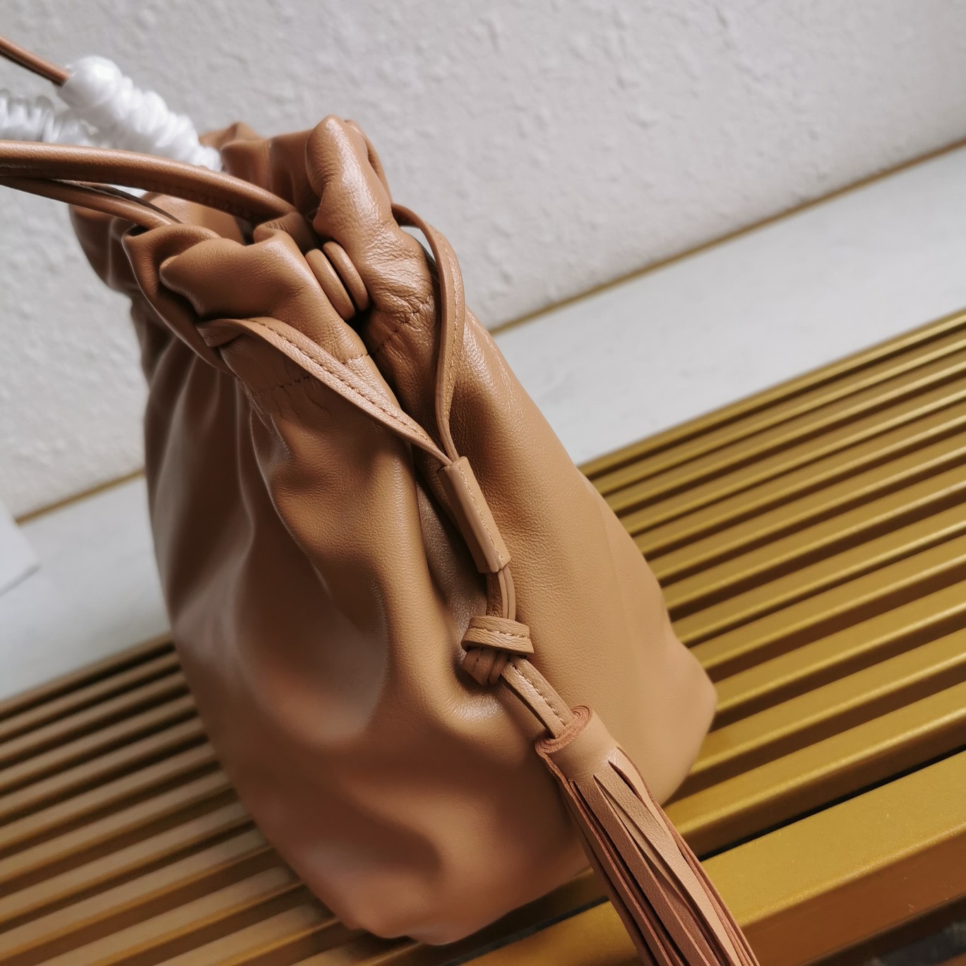 【 原單】P家🌹🎉新款福袋包🎉1BG541小羊皮🎉🎉這款福袋包採用進口小羊皮，袋口為抽繩加兩邊流梳設計，顯得整個包格外時尚又輕便又休閒，袋口為磁扣開合，內配有拉鍊和口袋，上身效果非常漂亮，女士們，趕緊入手吧，又是一款永久了過時爆款🎉🎉尺寸：長24x高25x底11cm🎉