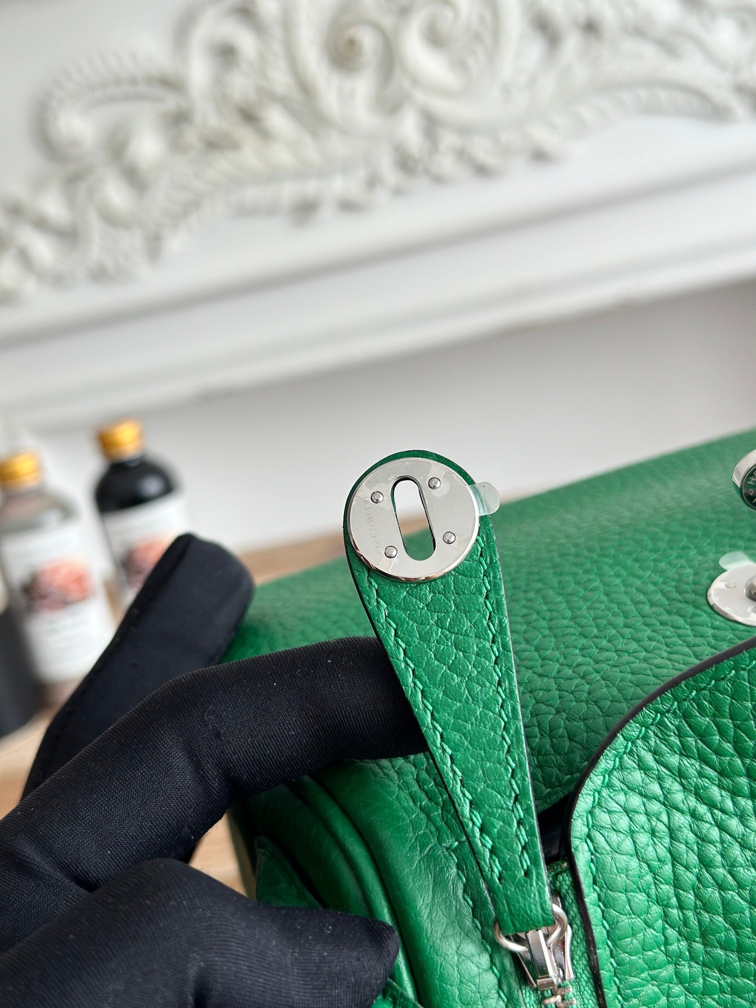 琳迪lindy 19cm	
Tc皮 蜜蠟線半手工縫製
lindy19保留了琳迪包所有細節的完整設計，側口袋、拉鍊等全部都是經典的設計√
這只小可愛暴擊了多少人的少女心