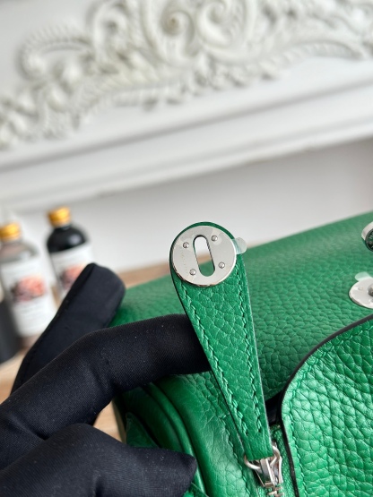 琳迪lindy 19cm	
Tc皮 蜜蠟線半手工縫製
lindy19保留了琳迪包所有細節的完整設計，側口袋、拉鍊等全部都是經典的設計√
這只小可愛暴擊了多少人的少女心