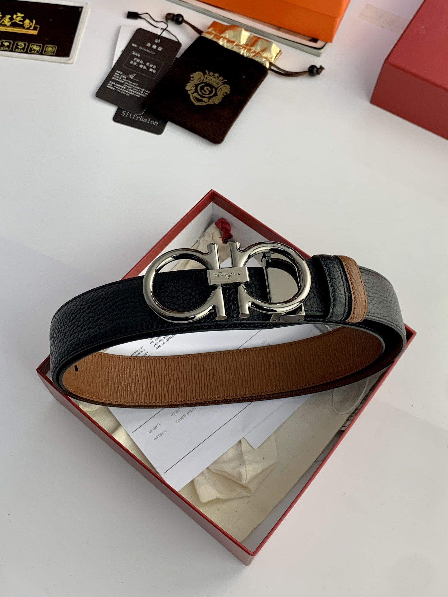 〖F家〗這款皮帶採用雙面小牛皮，搭配純銅八字扣，打造高雅考究的造型。寬3.5cm，長度可調節，達到量身定制般的修身效果。