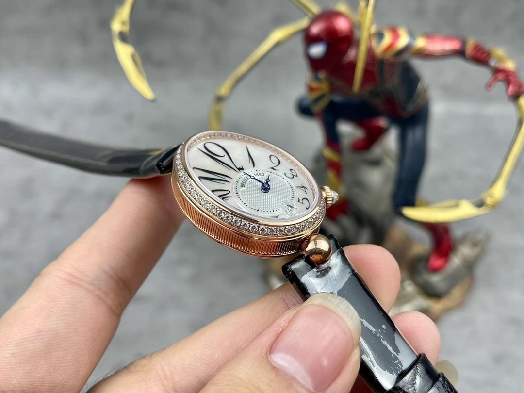 [玫瑰][玫瑰]最強 升級版 頂級 復刻女款 寶璣那不勒斯皇后系列，
【表殼】腕表尺寸分別為中號36.5x28.5毫米 
鵝卵形表殼高雅大氣，表殼外緣飾有錢幣紋。表圈和表殼周圍鑲嵌共117顆施華洛水晶（約0.99克拉）。表冠處鑲有一顆梨形晶石（約0.26克拉）
【精彩細節】
1.與原裝吻合，在表殼背部均打有貴金屬標識，效果清晰工整，彰顯腕表檔次。2.穹面玻璃，從側面看不僅有魚眼效果，還能折射鑽石帶來的璀璨光芒，更顯腕表高貴血統。
3.為了達到原裝K金質量的手感，調試了表殼內部結構的配重，做到重量與原版如出