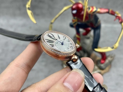 [玫瑰][玫瑰]最強 升級版 頂級 復刻女款 寶璣那不勒斯皇后系列，
【表殼】腕表尺寸分別為中號36.5x28.5毫米 
鵝卵形表殼高雅大氣，表殼外緣飾有錢幣紋。表圈和表殼周圍鑲嵌共117顆施華洛水晶（約0.99克拉）。表冠處鑲有一顆梨形晶石（約0.26克拉）
【精彩細節】
1.與原裝吻合，在表殼背部均打有貴金屬標識，效果清晰工整，彰顯腕表檔次。2.穹面玻璃，從側面看不僅有魚眼效果，還能折射鑽石帶來的璀璨光芒，更顯腕表高貴血統。
3.為了達到原裝K金質量的手感，調試了表殼內部結構的配重，做到重量與原版如出