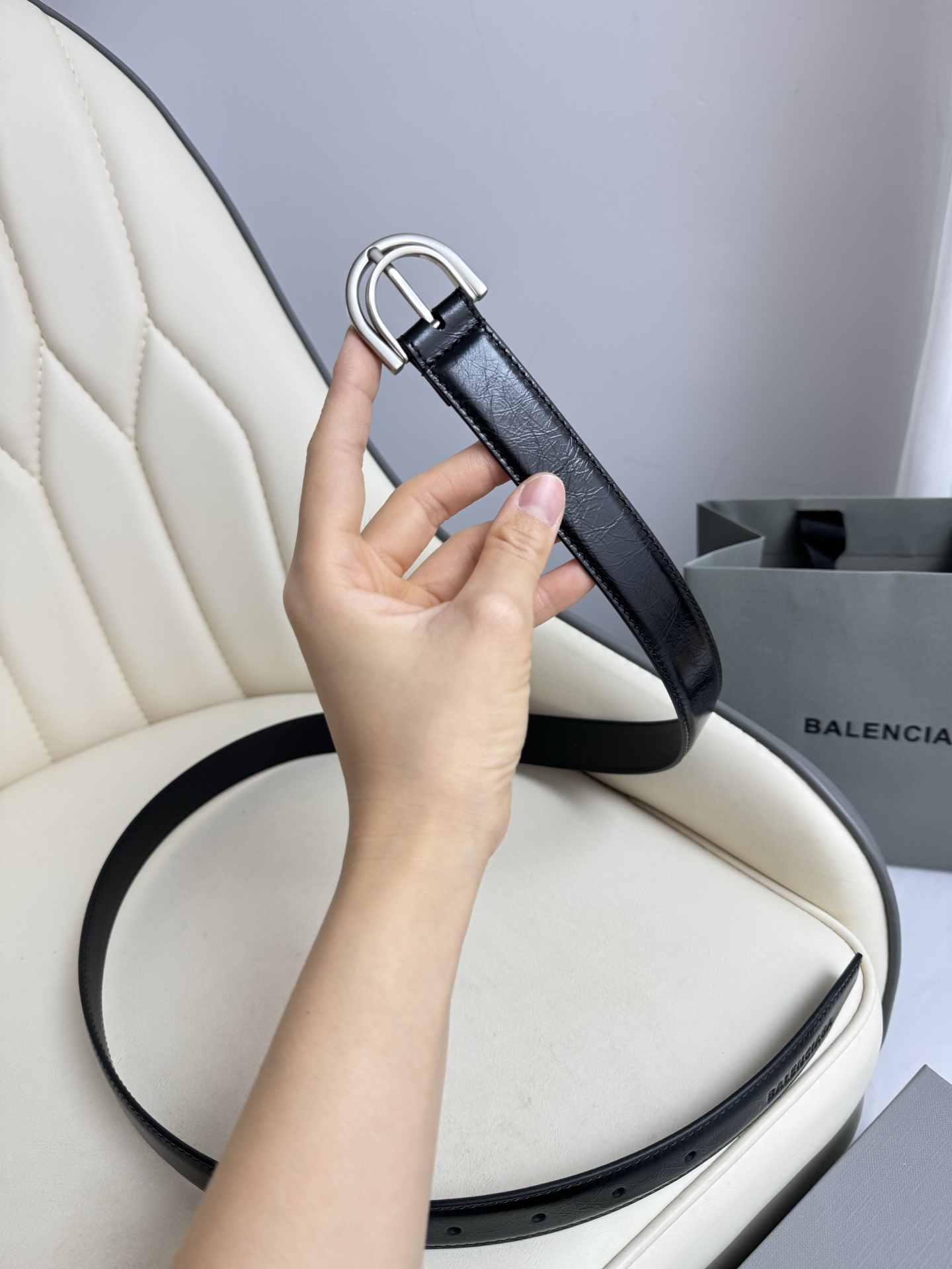 巴黎世家（Balenciaga）寬度2.5cm 是法國的奢侈品牌，作為時尚界最具影響力品牌之一的地位。設計師源於：都市時尚潮流獨特的設計風格，採用進口小牛皮製作；搭配純銅復古五金，使其更具魅力。值得擁有的百搭精品