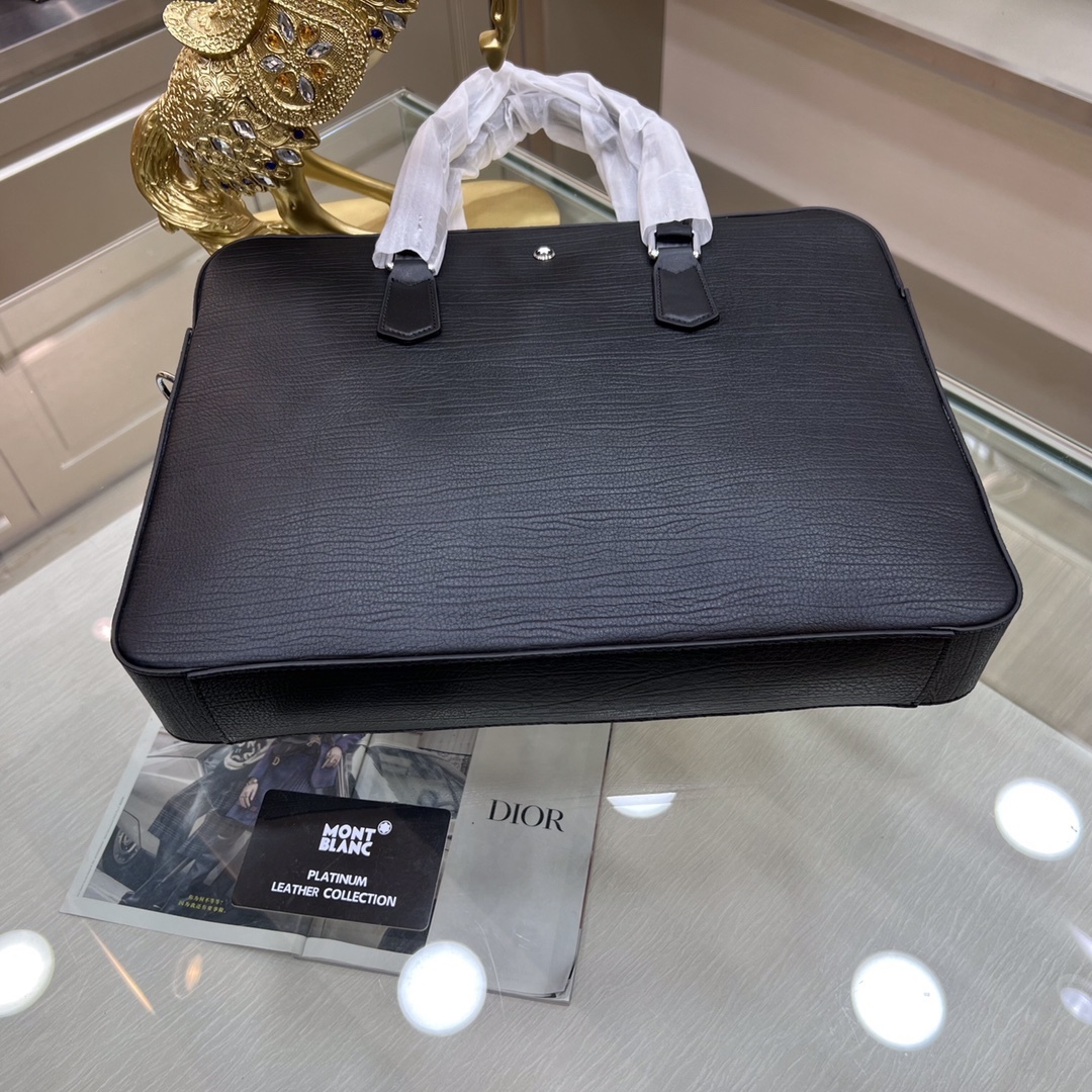 Montblanc International（萬寶龍）🔥萬寶龍新款男士公文包，採用進口頭層牛皮製作，搭配頂級五金配件，在公文包系列中實屬佼佼者。商務人士與潮流達人皆適用的款式。[色]喜歡的速度下單✅
型號：66216-1
尺寸：39-29-6.5
顏色：黑色