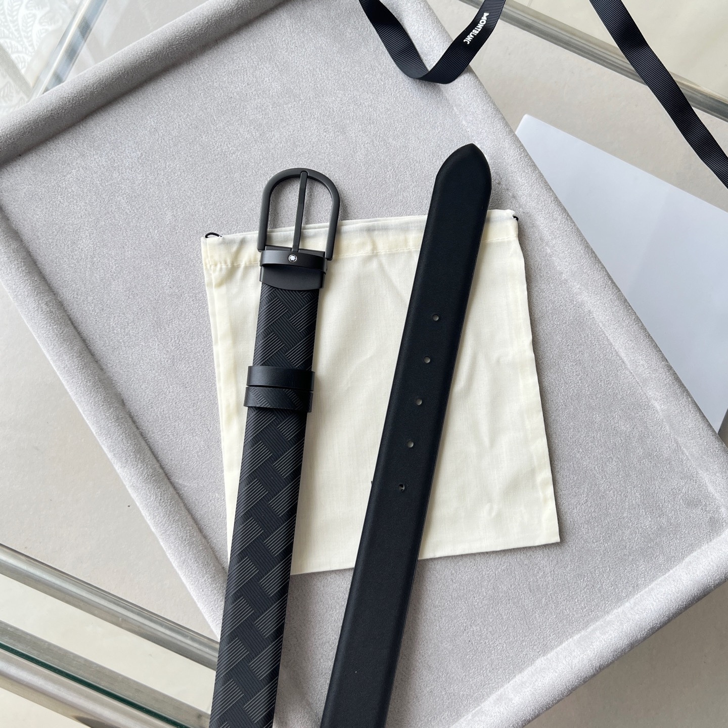 風尚系列馬蹄形帶扣經典黑腰帶 35毫米
作為所有造型的可靠伴侶，這款3.5cm腰帶採用醒目的萬寶龍風尚3.0印花皮革製成，搭配黑色馬蹄形帶扣，飾以橡膠塗層和精美的萬寶龍品牌六角白星標識。黑色萬寶龍風尚牛皮 皮革圖案 帶扣飾有萬寶龍品牌六 白星標識 搭扣裝置 易開啓裝置，可調節皮帶長度 主要顏色
黑色
搭扣類型
針扣式表扣