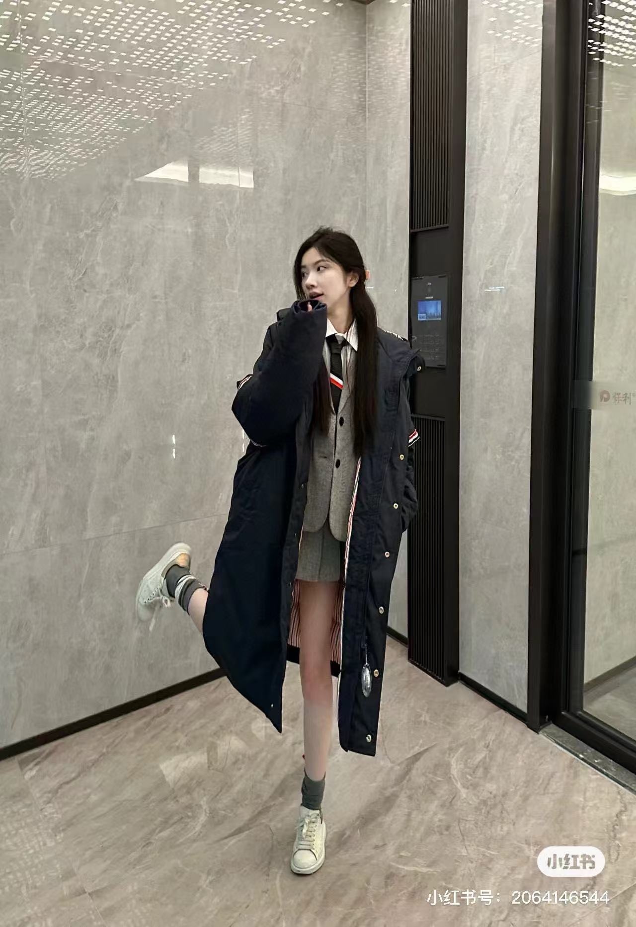 Thom Browne/湯姆布朗 袖標織帶長款羽絨服
採用進口90鴨絨填充 內外里加雙層內膽不會跑毛 高密度防風抗寒功能性面料 手感柔軟舒適  工藝更是精湛 嚴防鑽絨 採用國際先進的真空充絨技術 增加空氣隔層 不損傷羽線 能保持羽原有的柔軟性、彈性及手感 將羽絨的保暖性發揮到最佳！
N Size :1-3