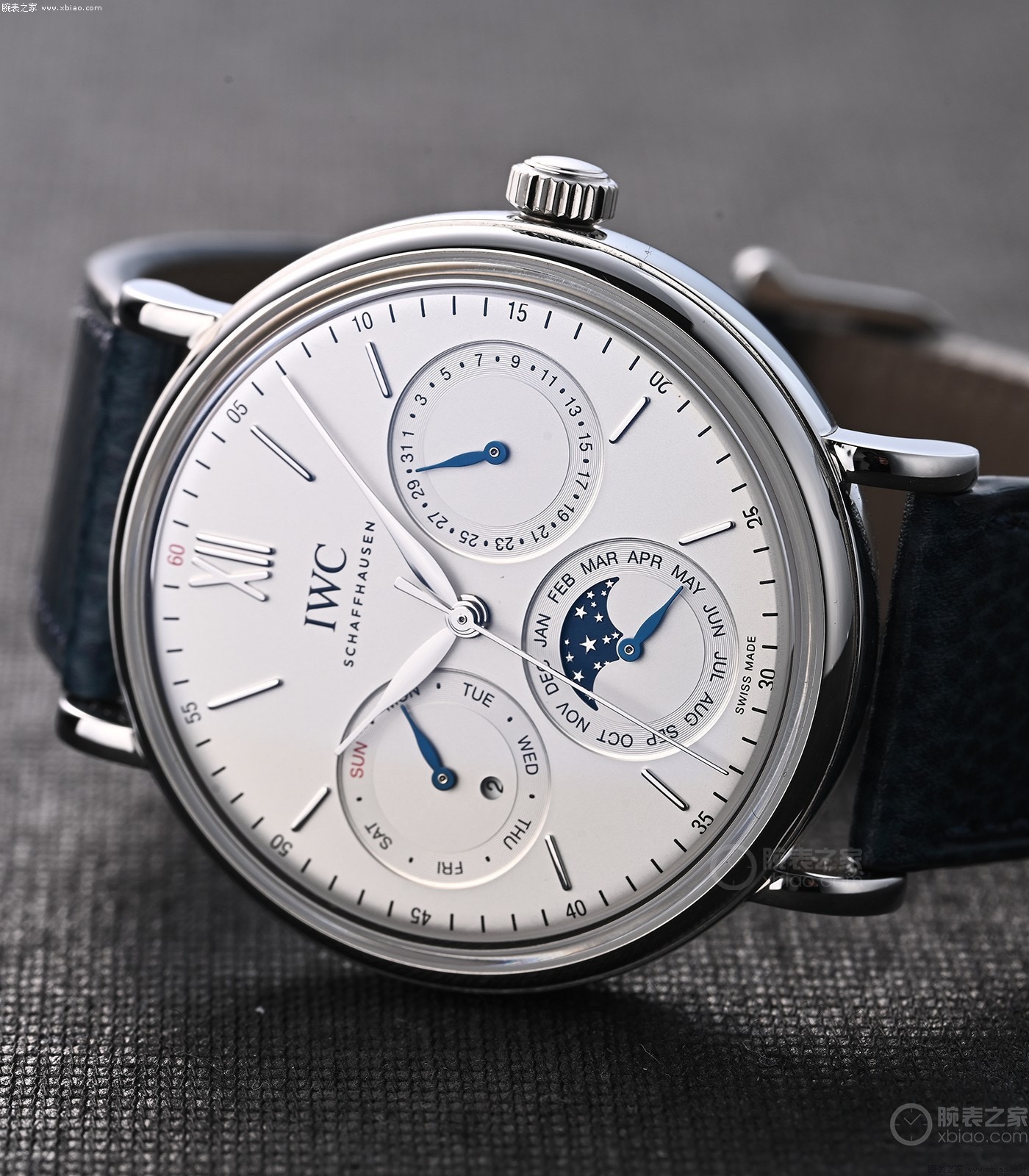 
🔥颜值巅峰  倾情演绎🔥
IWC旗下最耀眼的明星，万年一瞬，品鉴IWC万国柏涛菲诺万年历腕表！
1⃣️ 【机芯】采用3836-2型自制机芯，其机芯运转稳定，月相处更是1:1还原正品，在光线下月相中的星星太阳更是明亮发光，走时精准，几乎零返修！
2️⃣【表壳】正品开模，1:1完美还原！腕表尺寸40mm，整个表壳采用独家研发的CNC精磨工艺，与原装工艺效果如出一辙！
3️⃣【表盘】表盘12刻度细节精益求精，1:1还原镀银表盘，9位更是1:1还原闰年设计，采用双面防反光拱形镀膜镜面，使其整体表盘质感更佳