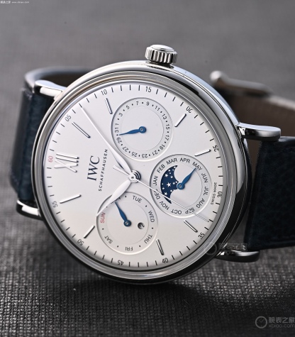 
🔥颜值巅峰  倾情演绎🔥
IWC旗下最耀眼的明星，万年一瞬，品鉴IWC万国柏涛菲诺万年历腕表！
1⃣️ 【机芯】采用3836-2型自制机芯，其机芯运转稳定，月相处更是1:1还原正品，在光线下月相中的星星太阳更是明亮发光，走时精准，几乎零返修！
2️⃣【表壳】正品开模，1:1完美还原！腕表尺寸40mm，整个表壳采用独家研发的CNC精磨工艺，与原装工艺效果如出一辙！
3️⃣【表盘】表盘12刻度细节精益求精，1:1还原镀银表盘，9位更是1:1还原闰年设计，采用双面防反光拱形镀膜镜面，使其整体表盘质感更佳