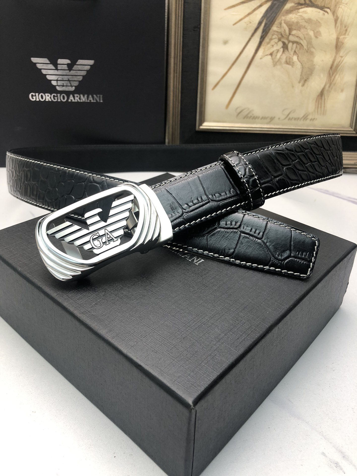 阿曼妮：原單頭層牛皮鰐魚紋面，內襯頭層小牛皮底，搭配原單自動扣，可裁剪的自動帶，此款腰帶面雙採用意大利原定廠制進口牛皮帶身 ，對專版櫃足寬3.5