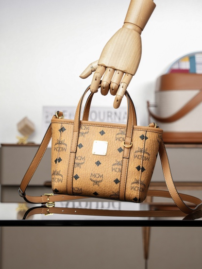 ®全新升級®官網同步
𝙈𝘾𝙈 𝙏𝙤𝙣𝙞 𝙓-𝙈𝙞𝙣𝙞
超迷你乾邑色#菜籃子

·CP獨家出品｜乾邑色
🉑️單肩🉑️斜挎 官網同步上新！
這款縮小版的Toni購物袋採用獨特的幾何設計，是一款小巧的隨身包袋。柔軟的皮革提手及可調節的皮革肩帶則可實現兩種攜帶方式。

型號：MWPFSMT03CO001
尺寸：16*9*14cm
肩帶：可調節100-126cm
開合：拉鍊式
顏色：乾邑色/Cognac🟫